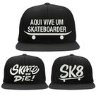 Kit 3 Bonés Bordados - Aqui vive um Skateboarder Sk8 Skate Kit 3 Bonés Bordados - Aqui vive um Skateboarder Sk8 Skate