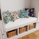 Kit 4 Capas De Almofadas Decorativas Infantil Espaço Foguetes Azul e Branco Kit 4 Capas De Almofadas Decorativas Infantil Espaço Foguetes Azul e Branco