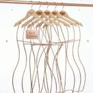 Kit 5 Cabides Madeira e Metal Dourado Rose com Silhueta 3D para Roupa