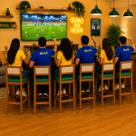 Kit 6 Banquetas Madeira Copa do Mundo Brasil Assento Estofados Bruna Cor:Mel e Sintetico Assento Verde