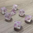 Kit 7 dados rpg de mesa papel branca rosa translucido d4 d6 d8 d10 d12 d20 d100 d% compativel d&d tormenta