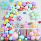 Kit Balloon Arch Macaron Pastel 115 unidades com design de flores