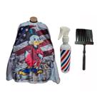 Kit Barbeiro De Quebrada Capa Para Cortar Cabelo Com Borrifador Pole e Espanador