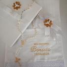 Kit Batismo Completo: Toalha Bordada, Vela Decorada, Terço Personalizado e Caixa MDF