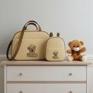 Kit Bolsa e Mochila para Bebê Bordada Maternidade + Ursinho de Pelucia 20cm Kit Bolsa e Mochila para Bebê Bordada Maternidade + Ursinho de Pelucia 20cm