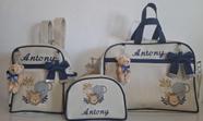Kit bolsas de maternidade personalizadas branco off com os detalhes no azul marinho modelo quadrado.