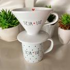 Kit Caneca 300 Ml Decorada + Coador De Porcelana Filtro Café