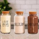Kit Cantinho do Café Chocolate Açúcar Leite em pó 3 potes de Vidro 810 ml tampa rolha cortiça Pote Mantimento Kit Cantinho do Café Chocolate Açúcar Leite em pó 3 potes de Vidro 810 ml tampa rolha cortiça Pote Mantimento