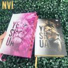 Kit Casal Cristão 2 Bíblias Nvi Evangélicas Leão Yeshua Rosa E Yeshua Dourada Capa Dura Índice Jovem Fé Hdc Herdeiro Da Coroa