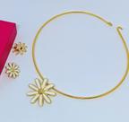 Kit Colar Choker Par de Brincos Aro Liso Rigido pingente Flor margarida Pétalas resinada Folheado Ouro Tendênicia moda