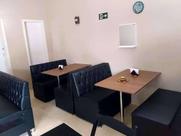 Kit com 2 poltrona sofá booth preto mais 1 mesa amadeirada
