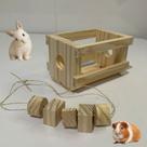 Kit Com 2 Porta Feno Brinquedo Bolachas Para Desgaste dos Dentes Coelhos Porquinho da Índia Oferta