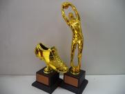 Kit com 2 troféus (chuteira de ouro 20 cm e goleiro 40 cm).
