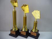Kit com 3 troféus de baralho (45 cm, 39 cm, 33 cm).