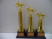 Kit com 3 troféus de cavalo (42 cm, 36 cm, 30 cm).