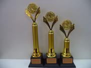 Kit com 3 troféus de Honra ao Mérito (46 cm, 40 cm, 34 cm).