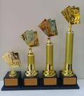 Kit com 4 troféus de baralho (22 cm, 33 cm, 39 cm, 46 cm).