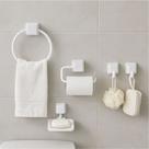 Kit de acessórios para banheiro Branco com 5 peças: argola, papeleira com tampa, saboneteira e 2 ganchos.