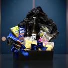 Kit de Presente Vinho e Cerveja com 2 Long Neck, Chocolates Lindt e Snacks Internacionais