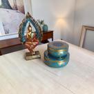 Kit Decorativo 2 Latas e Enfeite Decorativo Estátua Buda Hindu Tibetano Meditação Chakras