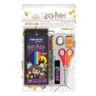 Kit Escolar com Lápis de Cor 12 Cores e Acessórios Harry Potter Leo&Leo Leonora - 71621 Kit Escolar com Lápis de Cor 12 Cores e Acessórios Harry Potter Leo&Leo Leonora - 71621