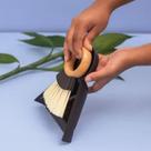 Kit Escova de Bambu e Pá Pequena para Limpeza Ecológica - OIKOS