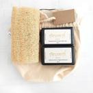 Kit Felicità Masculino: 2 Sabonetes Hidratantes + Bucha Vegetal + Saco de Algodão