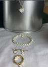 Kit Feminino 4 Peças Coração Branco: Colar + Pulseira Pérolas + Brincos + Anel Kit Feminino 4 Peças Coração Branco: Colar + Pulseira Pérolas + Brincos + Anel