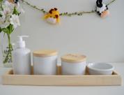 Kit Higiene Bebê 4 Porcelanas K062 Bandeja Retangular E Tampas Pinus Montessoriano Quarto