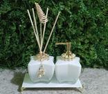 Kit Lavabo 250 ml com detalhes em dourado. Acompanha o aroma de Capim limão.