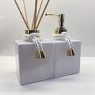 Kit lavabo branco/dourado frascos de vidro cubo