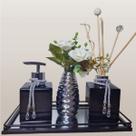 Kit Lavabo com Bandeja de Metal Espelhada, Aromatizador e Flor Decorativa Cor Prata Sofisticação e Funcionalidade para Ambientes Refinados Kit Lavabo com Bandeja de Metal Espelhada, Aromatizador e Flor Decorativa Cor Prata Sofisticação e Funcionalidade para Ambientes Refinados