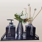 Kit Lavabo Luxo com Aromatizador, Saboneteira, Vaso com Flor e Bandeja de Metal Espelhada Preto com Prata Beleza, Organização em um só Lugar Kit Lavabo Luxo com Aromatizador, Saboneteira, Vaso com Flor e Bandeja de Metal Espelhada Preto com Prata Beleza, Organização em um só Lugar