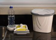 Kit Lixeira para Pia 3 L + Porta Detergente e Bucha + Rodo