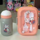 Kit Marmita Infantil com Talheres de Plástico e Garrafa de 500ml com Canudo Lancheira Escolar Creche Alimentação
