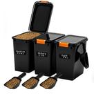 Kit Maxdot com 3 recipientes de armazenamento para pellets secos de 10 L com pazinhas Kit Maxdot com 3 recipientes de armazenamento para pellets secos de 10 L com pazinhas