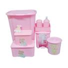 Kit Organizador para Bebê em Rattan: Cesto, Lixeira, Caixas Multiuso, Porta Algodão e Dispensador de Sabonete Kit Organizador para Bebê em Rattan: Cesto, Lixeira, Caixas Multiuso, Porta Algodão e Dispensador de Sabonete