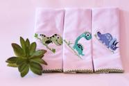 Kit Pano de Boca Bebê Dino Malha 3 Peças - 34x34 CM Bordado