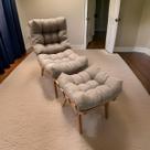 Kit poltrona costela com base em madeira + puff linho g2home