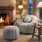 Kit Poltrona Decorativa Concha C/Almofada e Puff Boucle Cinza Claro Abobora - Montanaris Decor Kit Poltrona Decorativa Concha C/Almofada e Puff Boucle Cinza Claro Abobora - Montanaris Decor