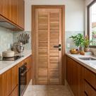 Kit Porta Completa Veneziana Reta 70x210cm Fechadura Preta em Madeira Maciça Cedro Arana