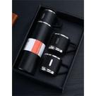 Kit Premium Garrafa Térmica 500ml Inox com 3 Xícaras Várias Cores Disponíveis Kit Premium Garrafa Térmica 500ml Inox com 3 Xícaras Várias Cores Disponíveis