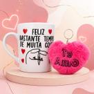 Kit Presente Dia dos Namorados: Caneca Frase Feliz Bastante Tempo e Chaveiro Coração Pelúcia