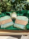 Kit Presente Sabonetes Vegetais Xô Uruca e Mini Vela Alecrim