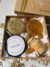 Kit Presente Sabonetes Vela Aromática e Sais de Banho Calêndula e Camomila em Caixa MDF Kit Presente Sabonetes Vela Aromática e Sais de Banho Calêndula e Camomila em Caixa MDF