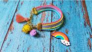 Kit Pulseira Infantil Color Pingente Arco Íris Nuvem Pompom
