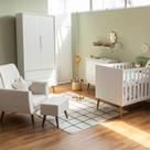 Kit Quarto Infantil Theo com Pés Retrô Mel - Berço + Cômoda 3 Gavetas + Guarda-Roupa 2 Portas + Poltrona e Puff Lola - Branco Fosco