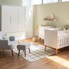 Kit Quarto Infantil Theo com Pés Retrô Mel - Berço + Cômoda 3 Gavetas + Guarda-Roupa 3 Portas + Poltrona e Puff Capri - Branco Fosco
