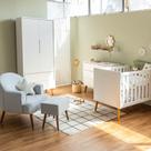 Kit Quarto Infantil Theo com Pés Retrô Mel - Berço + Cômoda 6 Gavetas + Guarda-Roupa 2 Portas + Poltrona e Puff Capri - Branco Fosco