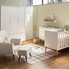 Kit Quarto Infantil Theo com Pés Retrô Mel - Berço + Cômoda 6 Gavetas + Guarda-Roupa 3 Portas + Poltrona e Puff Lola - Branco Fosco